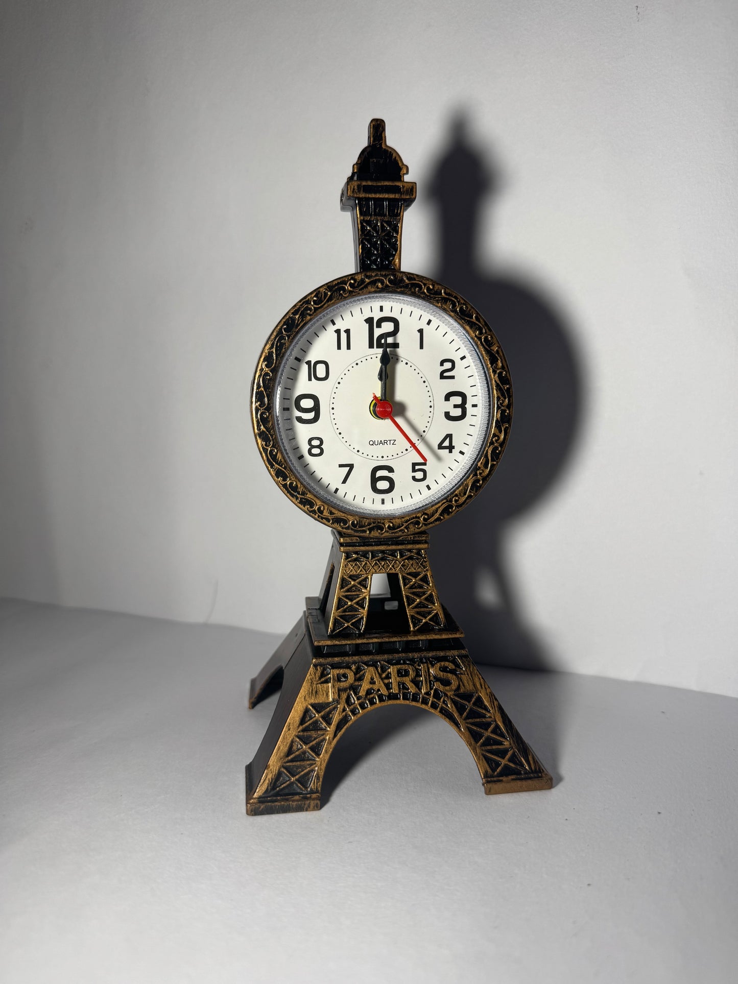 Vintage Eagle Table Clock – Resin Animal Statue Desk/Bedroom Déco